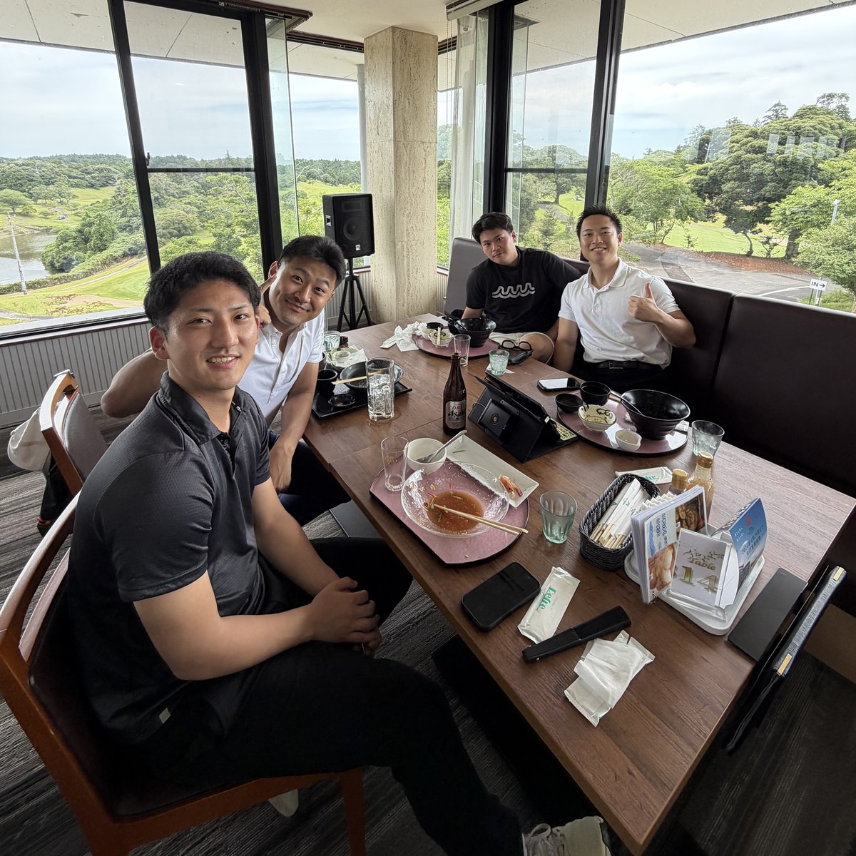 Kyomeiカップ後の食事会で笑顔を見せるメンバーたち
