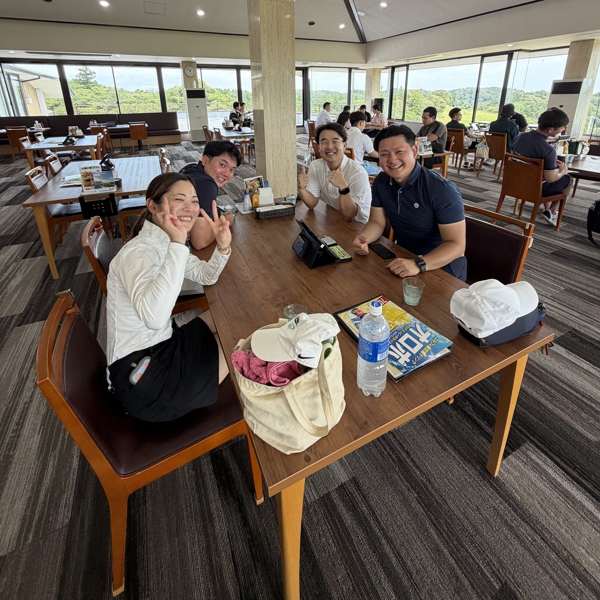 Kyomeiカップ後の食事会で談笑するメンバーたち