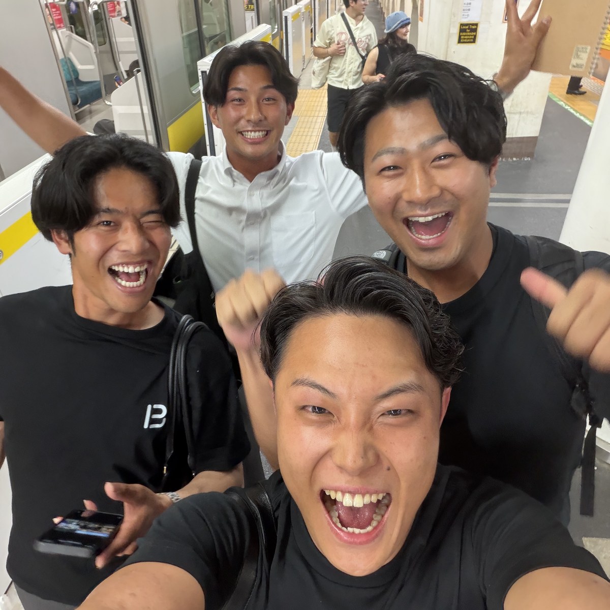 新メンバー歓迎懇親会の帰り道、駅のホームではしゃぐメンバーたち